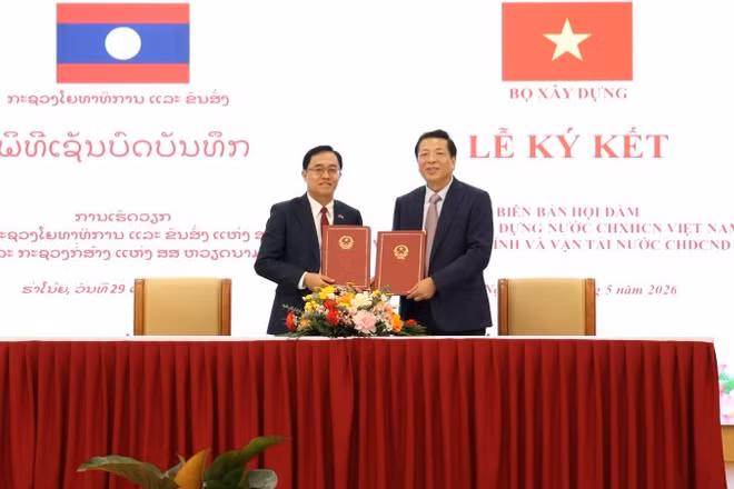 Ngày 29/5, tại Hà Nội Bộ trưởng Trần Hồng Minh và Bộ trưởng Leklay Sivilay ký kết Biên bản làm việc giữa Bộ Xây dựng Việt Nam và Bộ Công chính và vận tải Lào. (Ảnh: Cổng thông tin Bộ Xây dựng)