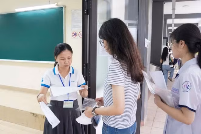 Thí sinh làm thủ tục vào phòng thi đánh giá năng lực đợt 2 năm 2026