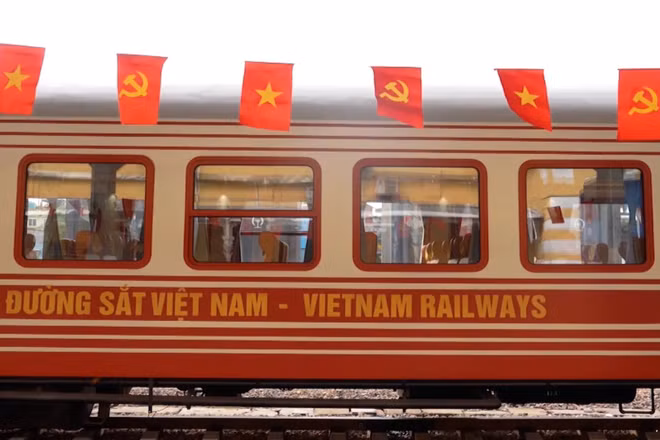 Tàu Hoa Phượng tuyến Hà Nội-Hải Phòng và ngược lại.