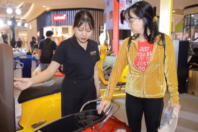 Khách tham quan tìm hiểu về xe máy điện.