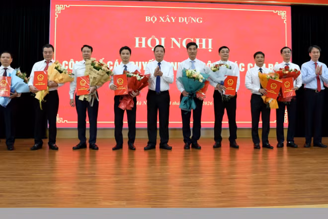 Bộ trưởng Trần Hồng Minh trao Quyết định và tặng hoa chúc mừng các cán bộ mới được bổ nhiệm. (Ảnh: Cổng thông tin bộ Xây dựng)
