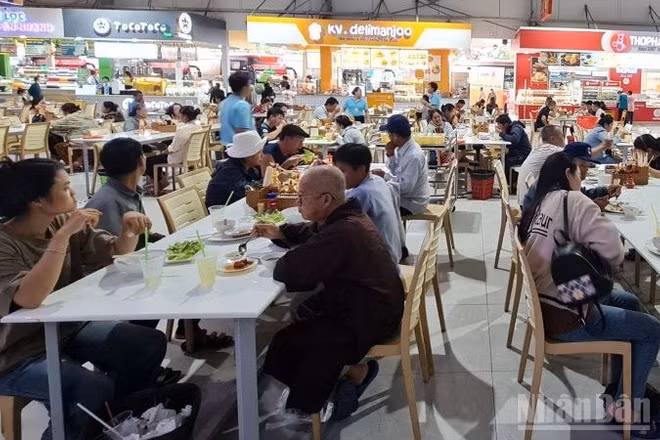 Một trạm dừng nghỉ trên tuyến cao tốc bắc-nam. (Ảnh: QUANG HƯNG) 