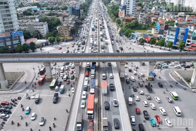Tại khu vực các tuyến đường vành đai nhiều dòng xe di chuyển nối tiếp nhau. 