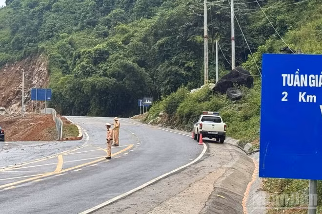 Lực lượng chức năng phân luồng giao thông trên tuyến Quốc lộ 6.