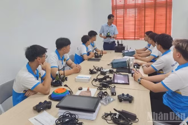 Hình ảnh tại một buổi học thực hành về động cơ điện đường sắt của sinh viên Trường đại học Giao thông Vận tải Hà Nội.