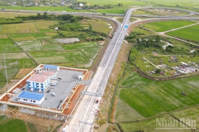 Một đoạn trên tuyến cao tốc Bãi Vọt-Cam Lộ thuộc Dự án thành phần cao tốc bắc-nam, phía đông. (Ảnh nhandan.vn)