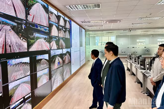 Năm đoạn cao tốc thuộc cao tốc bắc-nam phía đông giai đoạn 2027-2020 chính thức áp dụng công nghệ AI vào quản lý và thu phí từ 22 giờ tối nay. Trong ảnh: Lãnh đạo Cục Đường bộ Việt Nam kiểm tra hệ thống giám sát bằng AI tại trung tâm quản lý điều hành.