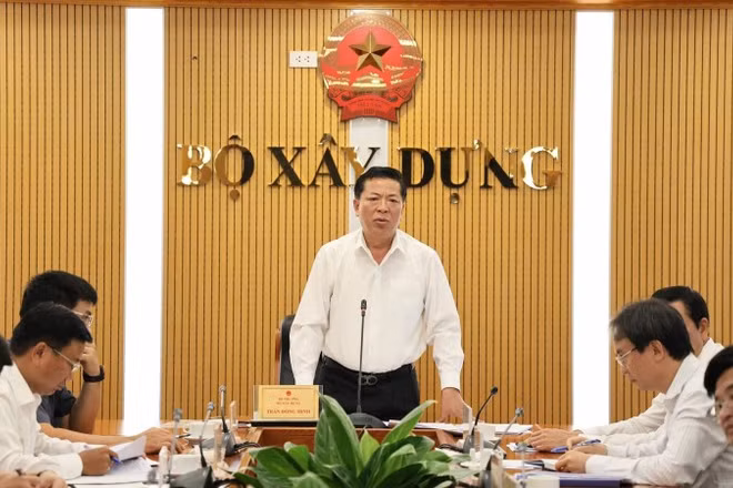 Bộ trưởng Xây dựng Trần Hồng Minh, nhấn mạnh: Đào tạo nhân lực ngành đường sắt là nhiệm vụ chiến lược, có ý nghĩa quyết định việc triển khai các dự án trọng điểm quốc gia và mục tiêu làm chủ công nghệ trong dài hạn. (Ảnh: Cổng thông tin Bộ Xây dựng)
