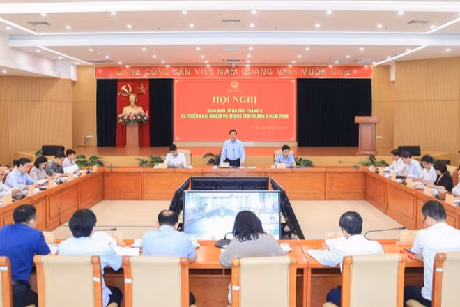 Bộ trưởng Xây dựng Trần Hồng Minh chủ trì cuộc họp. (Ảnh: Cổng thông tin Bộ Xây dựng)