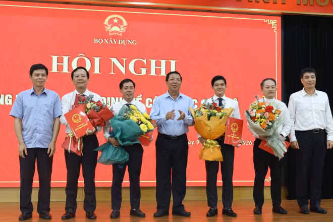 Bộ trưởng Trần Hồng Minh, Thứ trưởng Lê Anh Tuấn, Thứ trưởng Phạm Minh Hà tặng hoa chúc mừng cán bộ được bổ nhiệm. (Ảnh: Cổng thông tin Bộ Xây dựng)