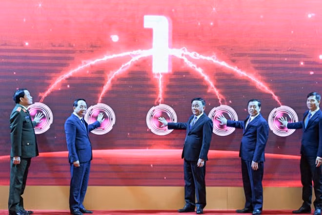 Thường trực Ban Bí thư Trần Cẩm Tú và các đồng chí đại biểu dự Lễ ra mắt Ứng dụng, ngày 16/1/2026. (Ảnh: DUY LINH)