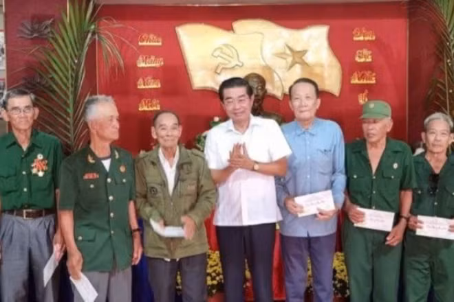 Đồng chí Võ Văn Dũng, nguyên Bí thư Tỉnh ủy Bạc Liêu cũ (nay thuộc tỉnh Cà Mau) thăm, trao tặng quà Tết cho các gia đình chính sách, người có công tại khu Căn cứ Tỉnh ủy ở xã Ninh Thạnh Lợi.