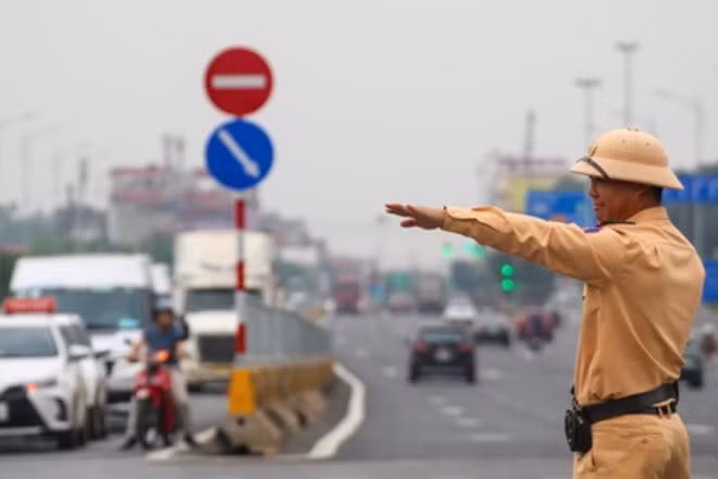 Cảnh sát giao thông tăng cường kiểm soát, phân luồng cao tốc, hạn chế ùn tắc. (Ảnh: Công an Hà Nội cung cấp) 