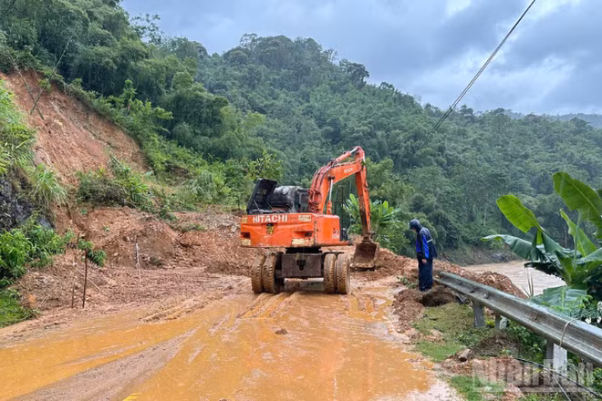 Do ảnh hưởng của bão số 10, ta-luy dương bị sạt lở trên đường Hồ Chí Minh đang được lực lượng chức năng dọn dẹp khắc phục hậu quả để thông đường.