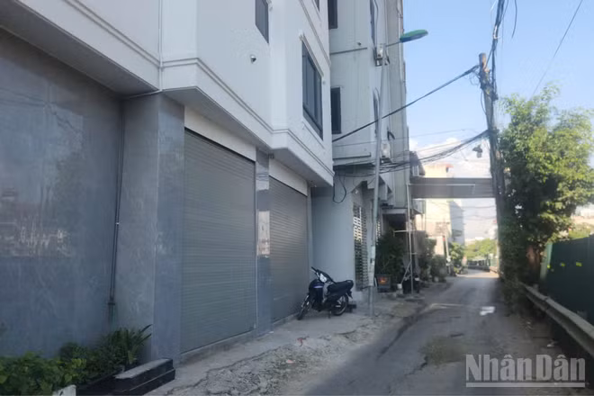 Ngõ 167 Tựu Liệt, phường Hoàng Liệt nằm ngay sát phần quây tôn thi công dự án cải tạo tuyến hạ lưu sông Kim Ngưu, nối sông Tô Lịch với trạm bơm Yên Sở. Trong ảnh có thể thấy phần sân xi-măng bị nứt vỡ từ ảnh hưởng thi công.