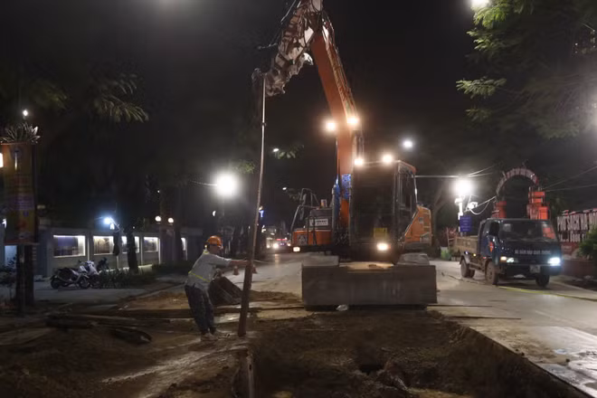 Các đơn vị thi công dự án chống úng ngập trong thành phố Hà Nội thực hiện xuyên đêm để chạy đua tối đa thời gian trước khi mùa mưa bước vào cao điểm.
