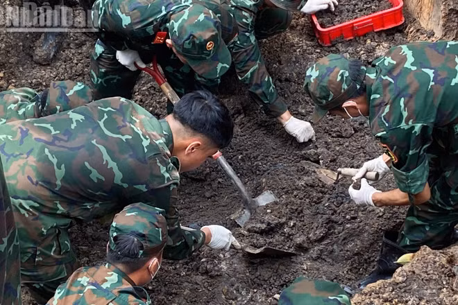 Lực lượng tìm kiếm, quy tập hài cốt liệt sĩ làm nhiệm vụ tại Khu B, Công viên Lê Thị Riêng, Thành phố Hồ Chí Minh. 