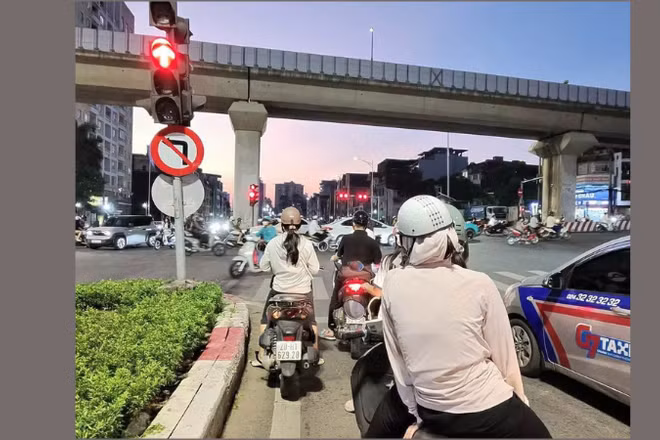 Phương tiện lưu thông qua nút giao Ô Chợ Dừa-Hào Nam-Hoàng Cầu bị cấm rẽ trái từ cả 4 hướng. (Ảnh: Người dân cung cấp)