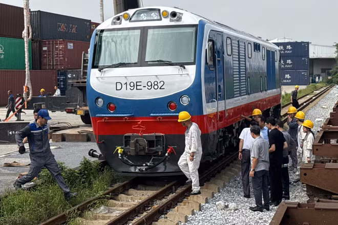 Đầu máy D19E tại Ga Yên Viên sáng 29/8. (Ảnh: VNR)