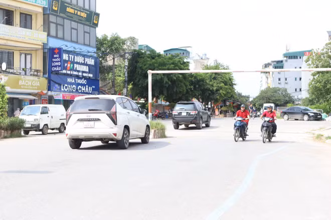 Hiện nay một số tuyến phố nằm trong khu đô thị mới thường xuyên xảy ra tình trạng ô-tô đỗ tràn lan trên đường. Nguyên nhân xuất phát từ việc dự án khu đô thị chưa hoàn thiện nhưng chủ đầu tư đã cho khách hàng mua nhà vào sử dụng.