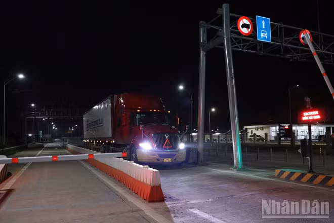 Trạm thu phí không dừng được vận hành, quản lý bằng công nghệ trên cao tốc bắc-nam phía đông chính thức thu phí từ 22 giờ ngày 2/3/2026.