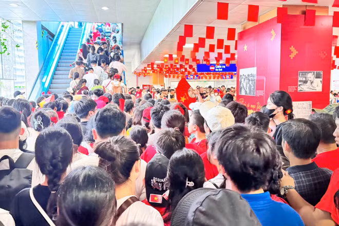 Người dân trải nghiệm tàu điện metro dịp nghỉ lễ Quốc khánh 2/9 năm 2025.