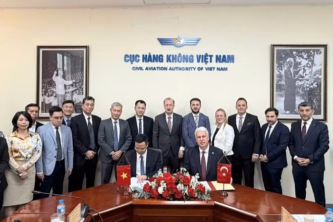 Cục trưởng Cục Hàng không Việt Nam và Cục trưởng Cục Hàng không dân dụng Thổ Nhĩ Kỳ tại Lễ ký kết Bản ghi nhớ. (Ảnh: Cục Hàng không Việt Nam)