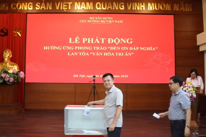 Cán bộ, công chức, viên chức và người lao động Cục Đường bộ Việt Nam tích cực hưởng ứng quyên góp ủng hộ Quỹ "Đền ơn đáp nghĩa". (Ảnh: Cục Đường bộ Việt Nam)