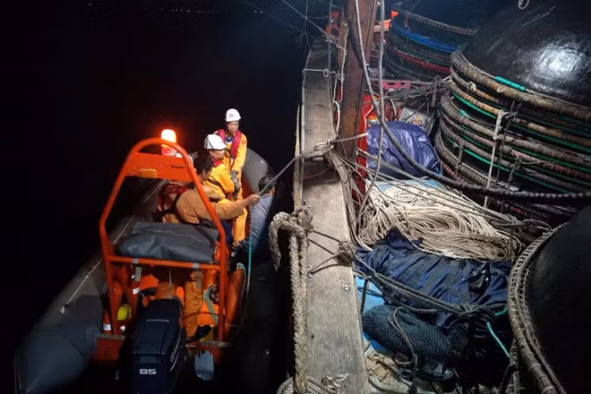 Lực lượng chuyên ngành tìm kiếm cứu nạn hàng hải tiếp cận tàu bị nạn QNg 95157 TS. (Ảnh: Cục Hàng hải và Đường thủy Việt Nam)