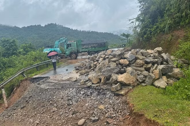 Hình ảnh ghi lại sáng 16/7, cho thấy mặt đường, nền đường trên Quốc lộ 12 bị lũ cuốn trôi.