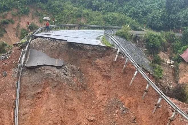 Nền đường và mặt đường trên Quốc lộ 12 bị mưa lũ cuốn trôi khoảng 50m đoạn Km76+250. (Ảnh: Cục đường bộ Việt Nam)