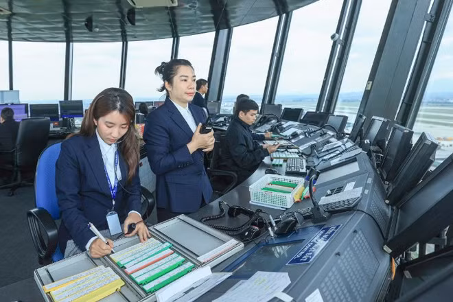 Kiểm soát viên không lưu trong ca trực.