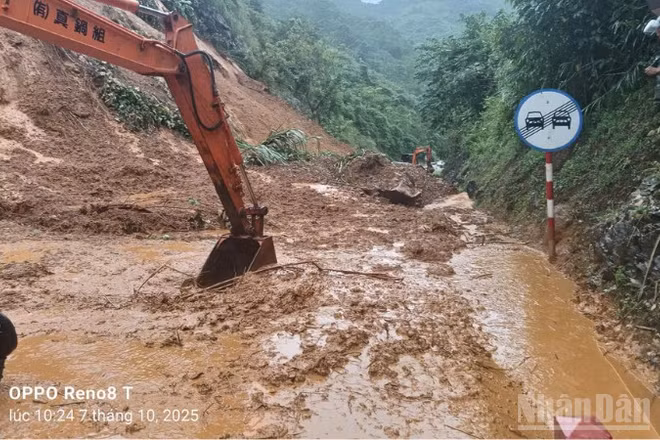 Cục Đường bộ Việt Nam khắc phục hậu quả cơn bão số 11 gây sạt lở ta-luy trên tuyến đường Hồ Chí Minh.