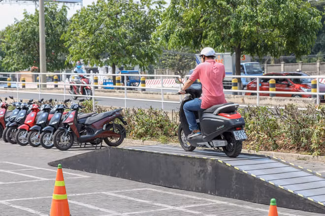 Quy chuẩn mới về ắc quy cho xe mô-tô, xe gắn máy điện bảo đảm độ sai lệch điện áp danh định không vượt quá 15% và dung lượng thực tế không được thấp hơn ngưỡng quy định (90% đối với ắc quy chì axit và 100% đối với ắc quy Lithium-ion).