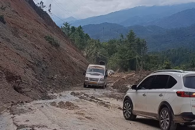 Với tinh thần chủ động, quyết liệt, ngành đường bộ đang nỗ lực cao nhất, chạy đua với thời gian để khôi phục hệ thống giao thông, bảo đảm an toàn tuyệt đối cho người và phương tiện, góp phần giảm thiểu thiệt hại, sớm ổn định đời sống nhân dân các tỉnh miền núi phía bắc.