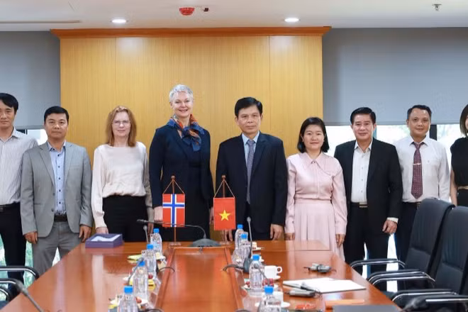 Thứ trưởng Lê Anh Tuấn, Đại sứ Hilde Solbakken cùng các đại biểu tại buổi tiếp. (Ảnh: Cổng thông tin Bộ Xây dựng)