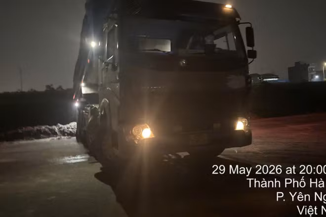 Hình ảnh xe đổ trộm bùn đất, phế thải vào công trường Dự án Vành đai 4 - Vùng Thủ đô do Ban Quản lý dự án đầu tư xây dựng công trình giao thông thành phố Hà Nội chụp được.