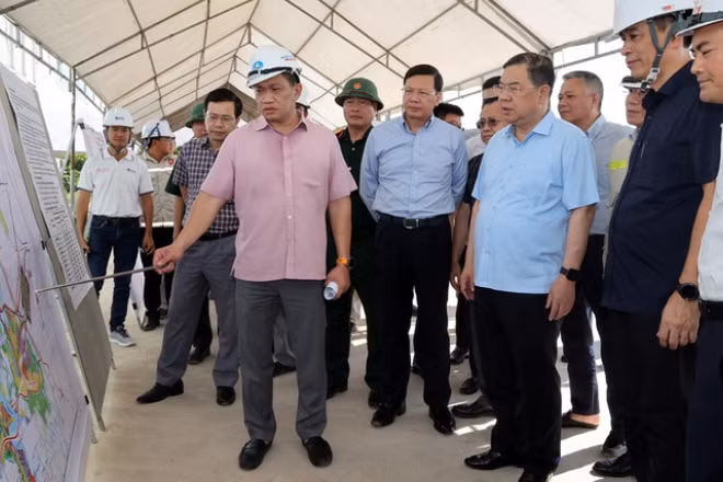 Phó Thủ tướng Thường trực Phạm Gia Túc nghe báo cáo về Dự án cao tốc Thành phố Hồ Chí Minh - Long Thành - Dầu Giây. (Ảnh: VGP)