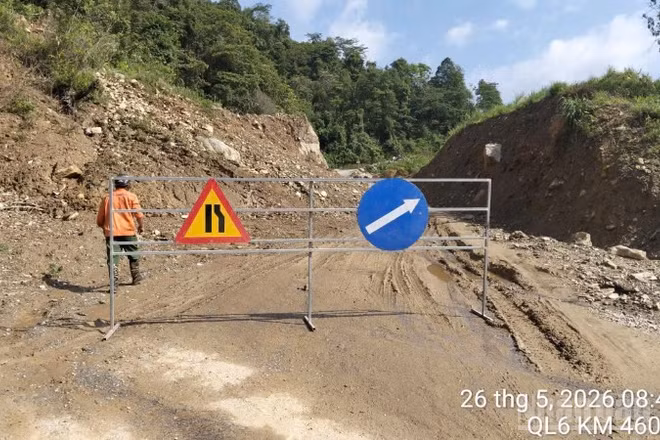 Nhiều điểm sạt lở tới 2/3 mặt đường trên tuyến Quốc lộ 6.
