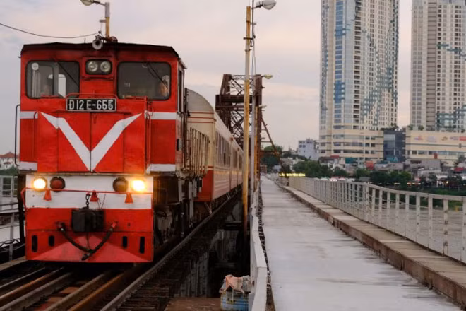 Trong thời gian thi công bảo dưỡng, sửa chữa cầu, tất cả các phương tiện giao thông qua cầu Long Biên đều tạm dừng hoạt động, trừ tàu hỏa được phép lưu thông với tốc độ chậm 10km/h.