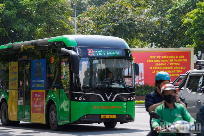 Theo nghị quyết được thông qua tại Kỳ họp thứ 4 của Hội đồng nhân dân thành phố, Hà Nội sẽ thực hiện miễn tiền vé xe buýt (không bao gồm xe buýt phục vụ kinh doanh du lịch) đối với các chuyến đi trong khu vực Vành đai 1, áp dụng từ ngày 1/7/2026 đến hết ngày 30/6/2027.