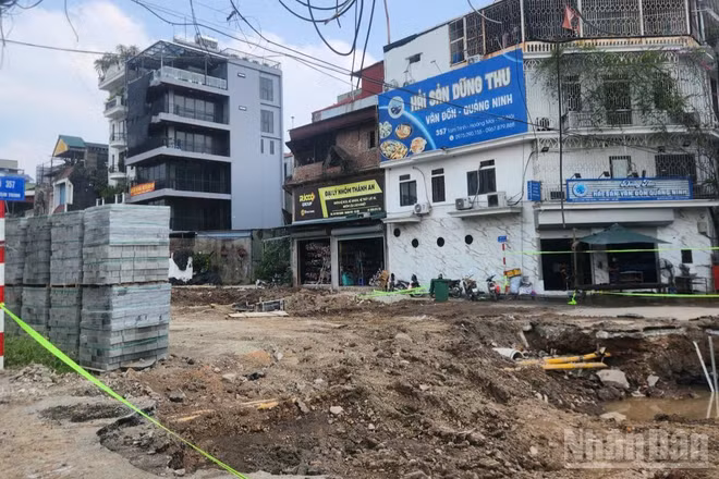 Theo kế hoạch dự án đường Tam Trinh (Hà Nội) hoàn thành thảm mặt đường trong tháng 12/2026, tuy nhiên tới nay tại công trình vẫn ngổn ngang đào, bới.