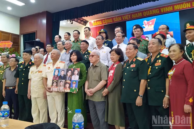 8 di ảnh phục dựng được Tổ chức Trái tim người lính cùng thân nhân các gia đình Anh hùng, liệt sĩ trao tặng cho các bảo tàng sáng 5/9.