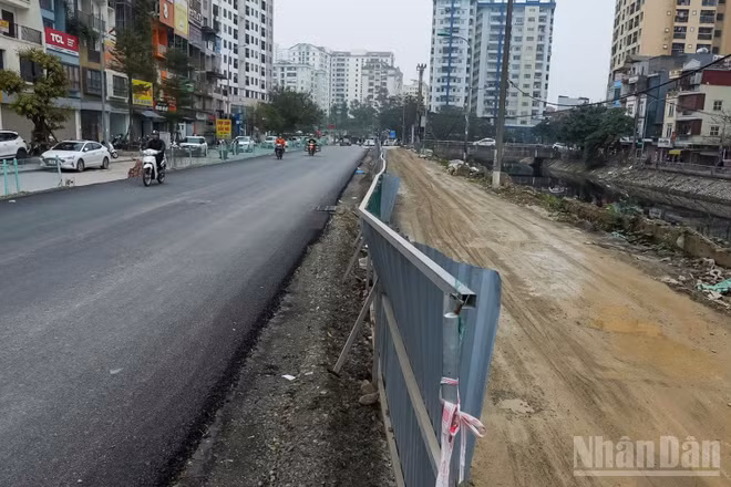 Tuyến đường nối phường Định Công và trục Vành đai 2,5 và đường Giải Phóng đang dần về đích sau 23 năm kéo dài.