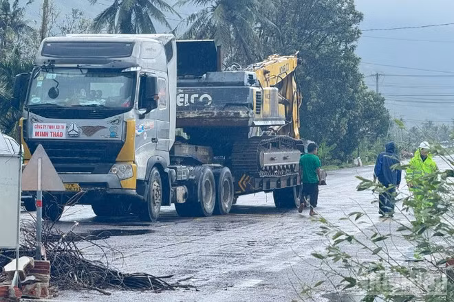 Khu Quản lý đường bộ xử lý sự cố nứt mặt đường tại Km1253+100 trên Quốc lộ 1.