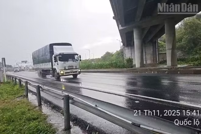 Từ 14h chiều nay các xe đã có thể lưu thông 2 chiều qua hầm đèo Cả.