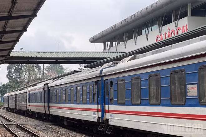 Nhằm đáp ứng nhu cầu vận tải tuyến Hà Nội-Lào Cai, ngành đường sắt duy trì 3 đôi tàu chạy hằng ngày trên tuyến từ ngày 12/10.