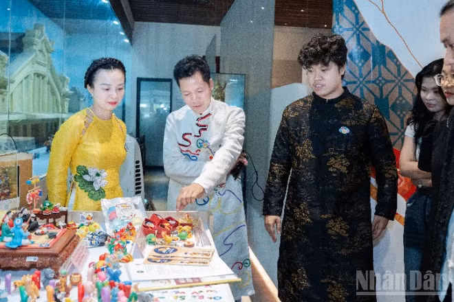 Các thành viên nhóm Tòhe+ giành giải Bạc mùa thi 2025 với ước mơ đưa di sản Tò he của Việt Nam ra thế giới.
