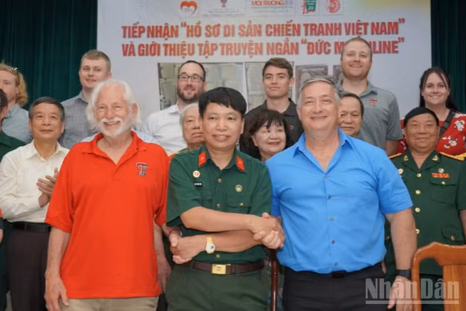 Tổ chức Trái tim người lính Việt Nam và Trung tâm Việt Nam và Lưu trữ Việt Nam Sam Johnson Cam kết hợp tác, để những người lính tiếp tục trở về, thông qua "Hồ sơ Chứng tích chiến tranh", năm 2023.