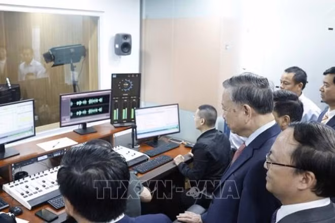Tổng Bí thư Tô Lâm thăm nơi làm việc của cán bộ, phóng viên Đài Tiếng nói Việt Nam. (Ảnh: Thống Nhất/TTXVN)